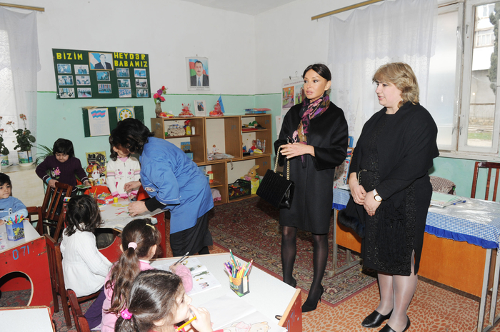 Birinci xanım Mehriban Əliyeva Xəzər rayonunda təmiri və əsaslı surətdə yenidən qurulması nəzərdə tutulan bir sıra obyektlərdə olub (FOTO)